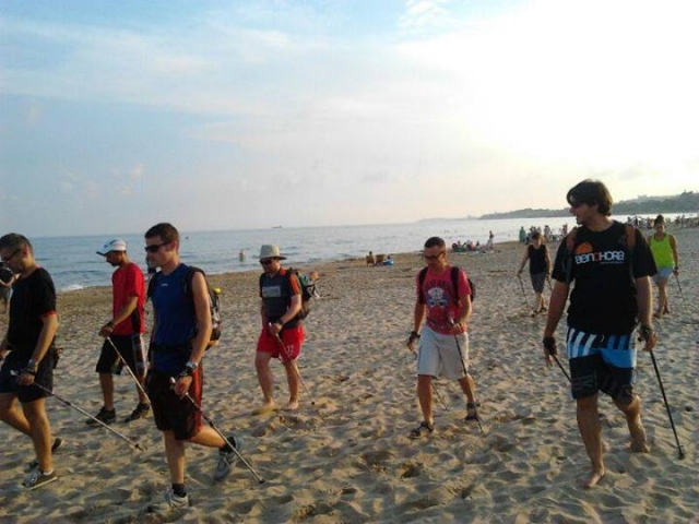  在海滩上徒步旅行 